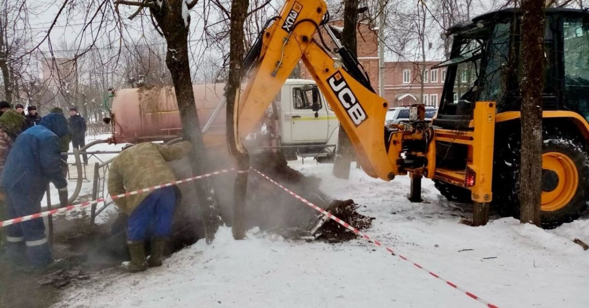 Беда: пятеро школьников свалились в яму с кипятком