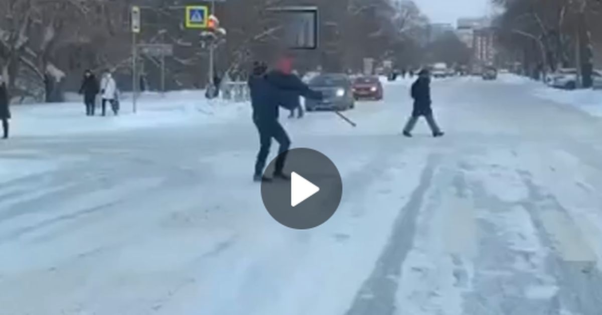 Видеофакт из Москвы: мужчина переносит бабулю через скользкую дорогу