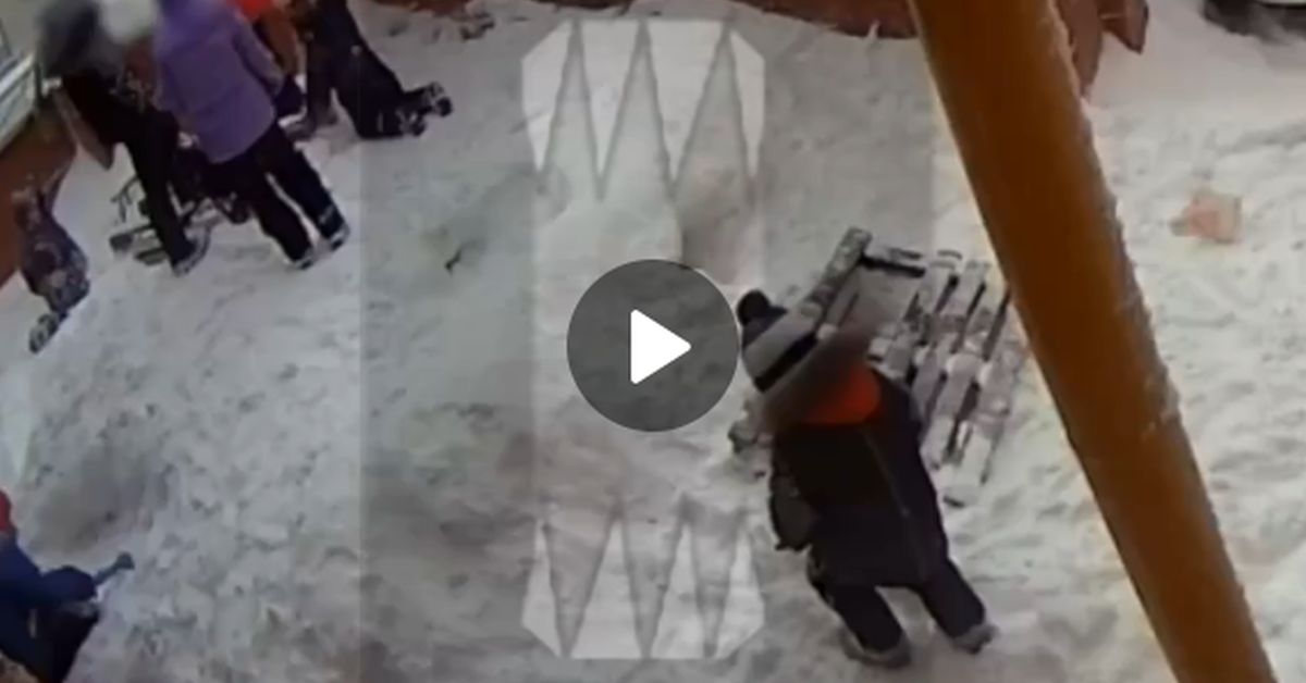 Видеофакт из Самары: детей во дворе накрывает лавиной снега