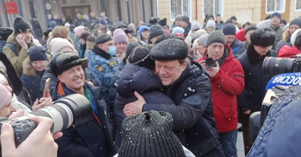 Томск: экс-мэр осужден почти на три года, тут же отпущен, вину не признал, обнимается с горожанами