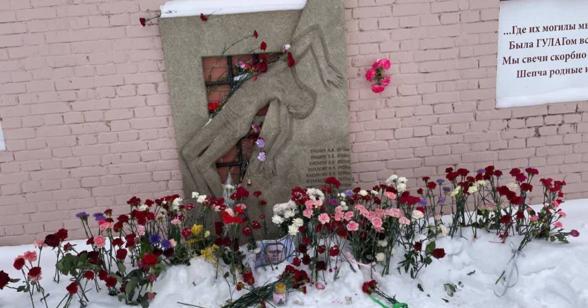Сегодня в России: многие приходят с цветами к памятникам репрессированным, они скорбят по Алексею Навальному*