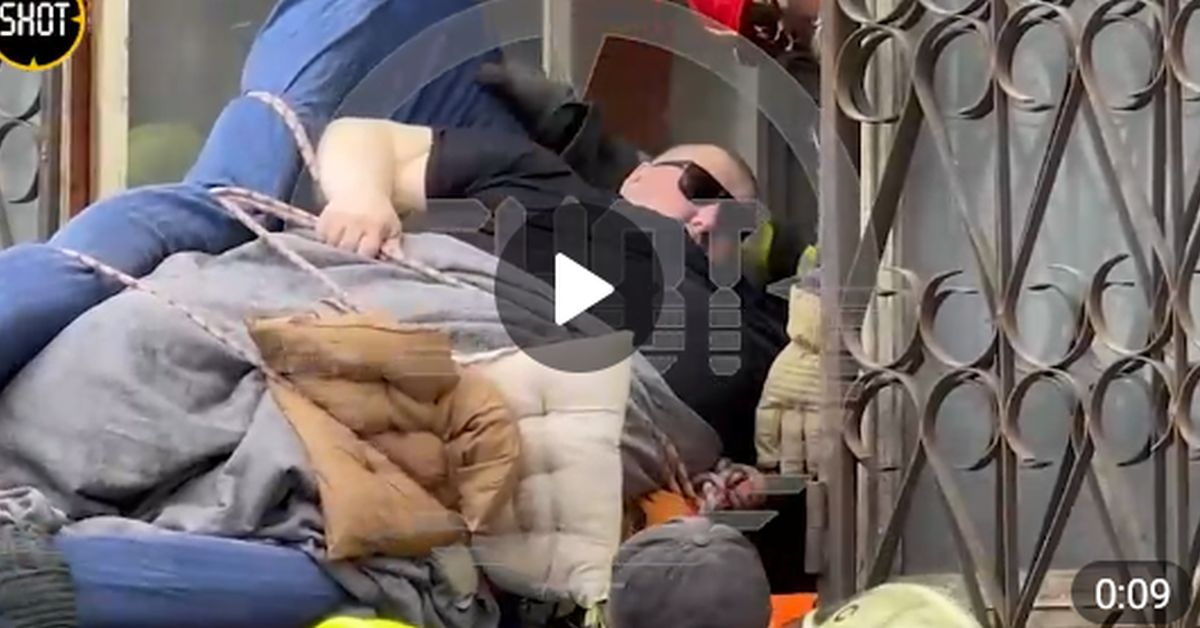 Спасателям удалось вынести 400-килограммового москвича из его квартиры. У мужчины стало плохо с сердцем