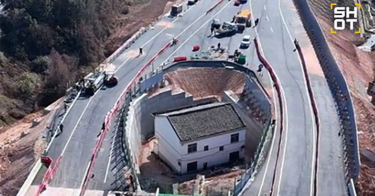 Китайский пенсионер решил всё-таки покинуть свой дом, огибаемый автомагистралью